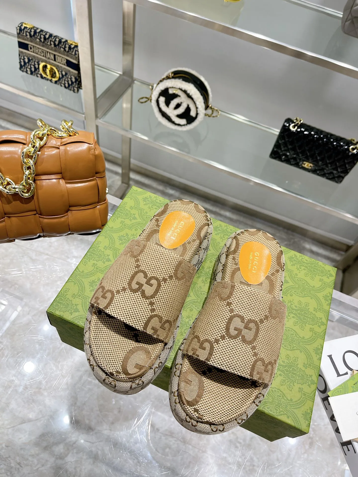 P360👟👟 2022 Gucci high version latest limited edition thick-soled slippers are on sale. Purchase authentic products for development. The material and craftsmanship are consistent with the original version. Upper: original jacquard craftsmanship. Lining: mixed sheepskin. Outsole: Italian private model outsole. Size: 35-40 yards, (41 to 44 yards can be customized). Bottom thickness: 5.5cm. Forefoot 4cm. There are 60 colors to choose from.